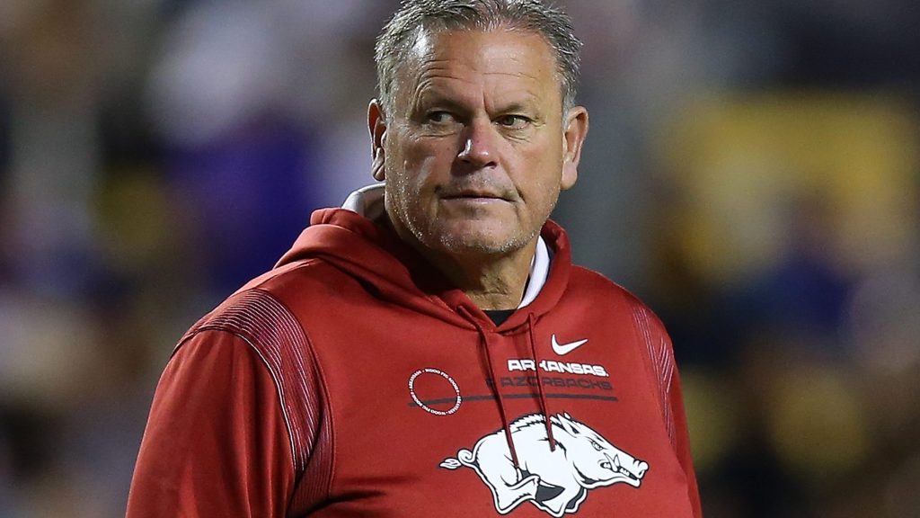 Arkansas’ quarterback room shrinks with this player hitting the transfer portal