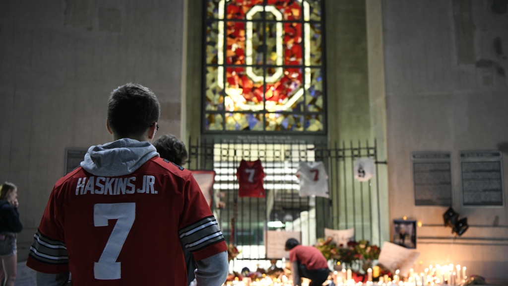 Dwayne Haskins remembered in candlelight vigil at Ohio State