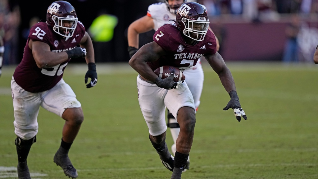 Former A&M defensive end Michael Clemons visits Dallas Cowboys