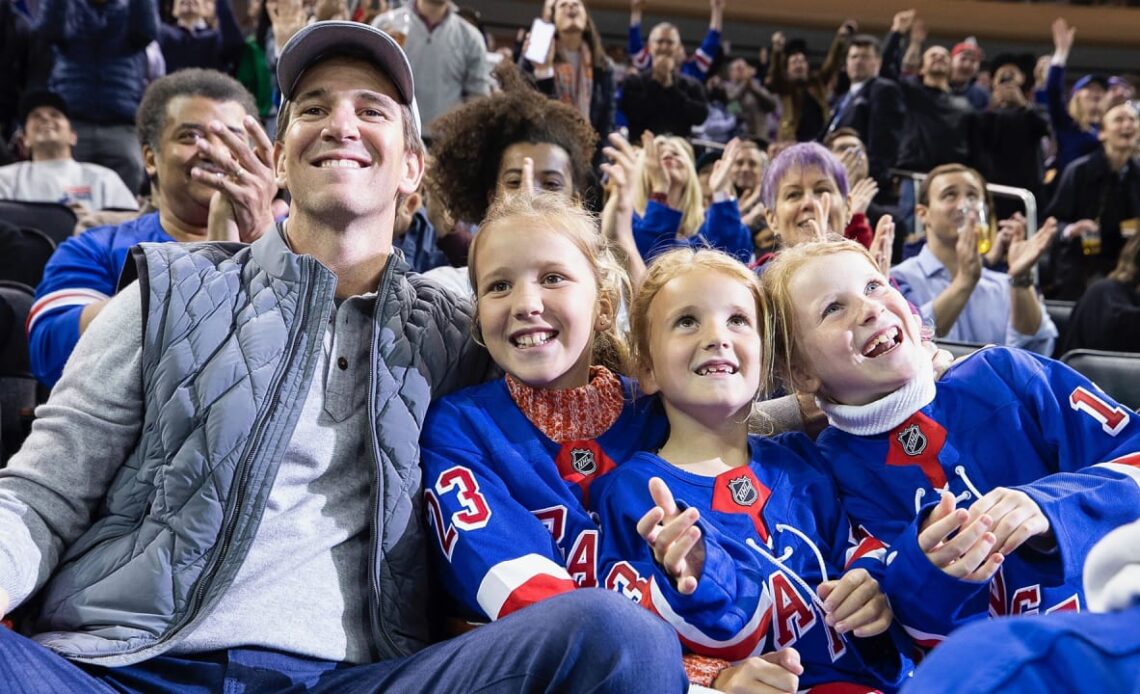 🏒 Eli Manning brings family to Rangers game