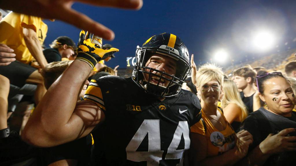 Best photos of Hawkeyes LB Seth Benson entering 2022