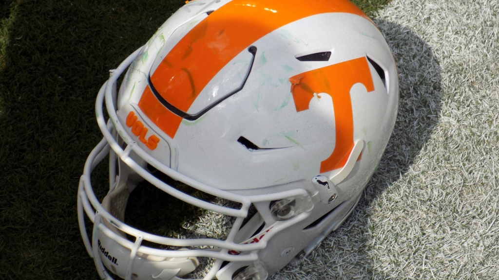 JUCO offensive lineman commits to Vols