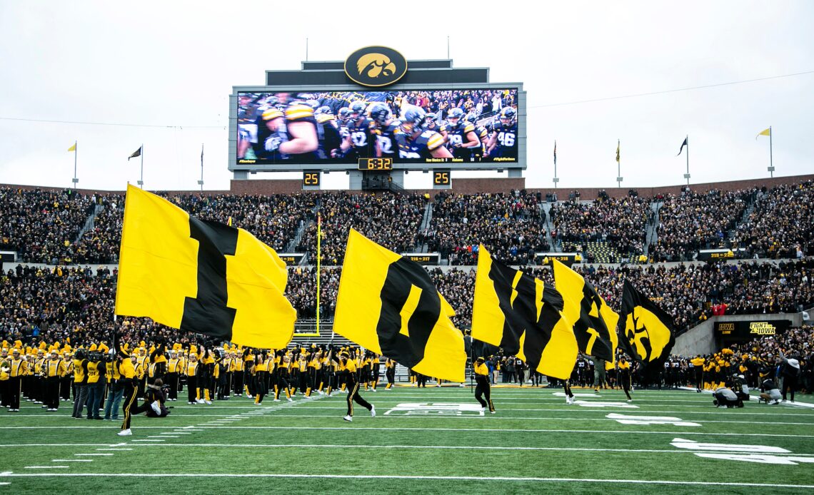 QB commit Marco Lainez III discusses path to Hawkeyes