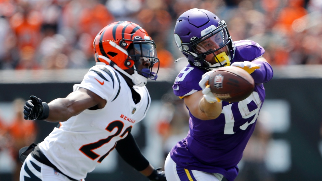 Watch Vikings celebrate ridiculous one-handed catch by Adam Thielen ...