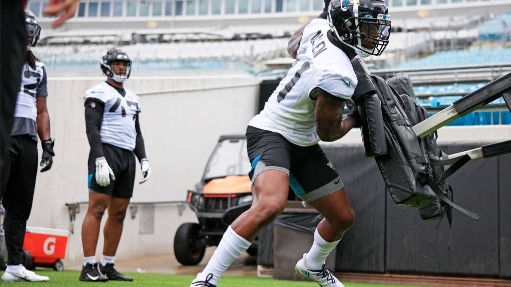 Jags DL get in a beach workout