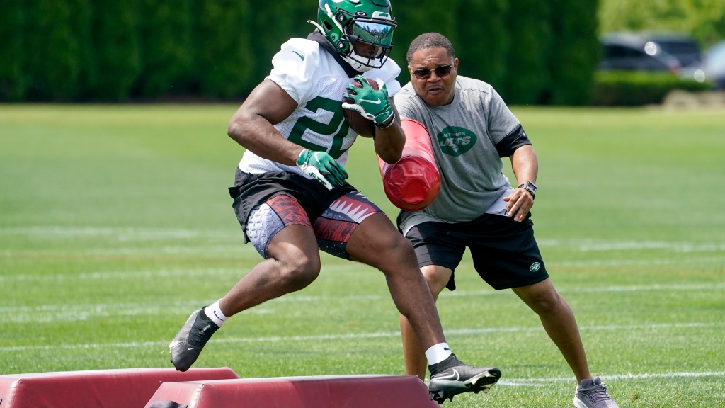 Jets finally sign RB Breece Hall as rookies report to camp