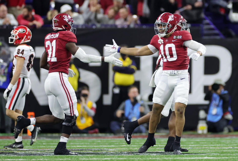 Moody, To’oTo’o named to Butkus Award Watch List