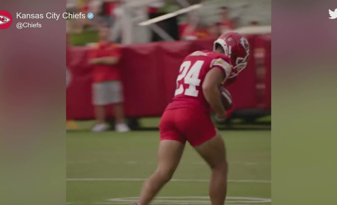 Must See: Chiefs rookie Skyy Moore's impressive diving catch