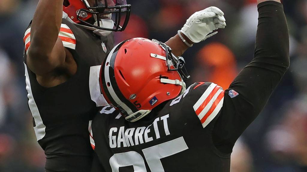 Myles Garrett, in socks, plays JOK in 1 on 1, says he won