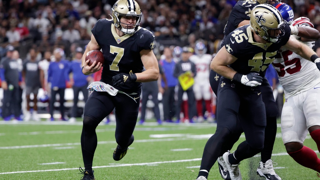 Saints expect Taysom Hill to still take quarterback snaps in new role