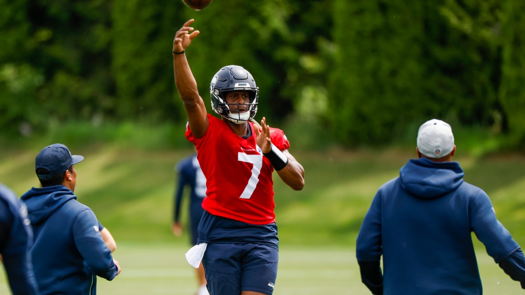 Seahawks QB Geno Smith shares clips of training with Quincy Avery