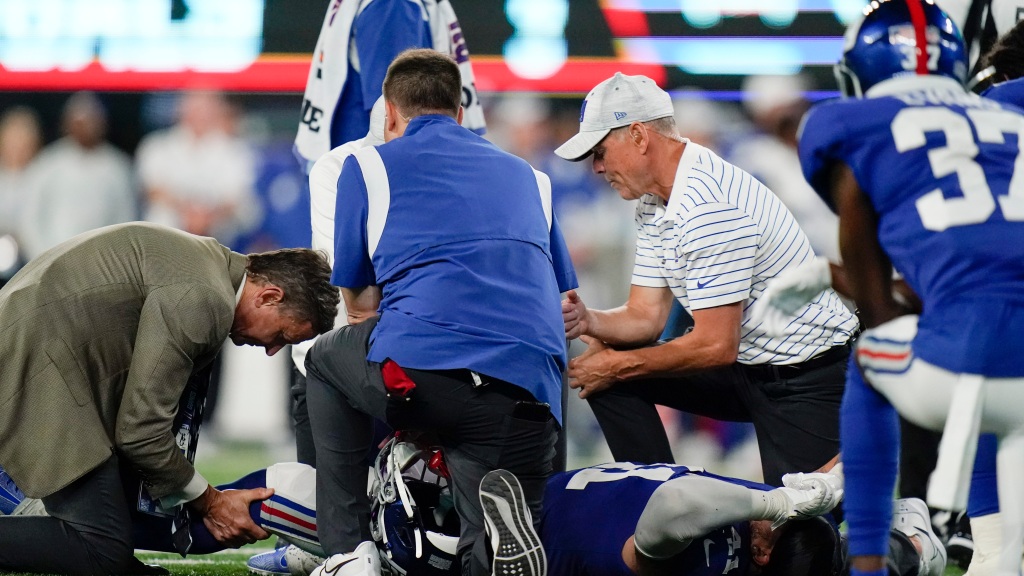 Giants lose rookie LB Darrian Beavers for season with torn ACL