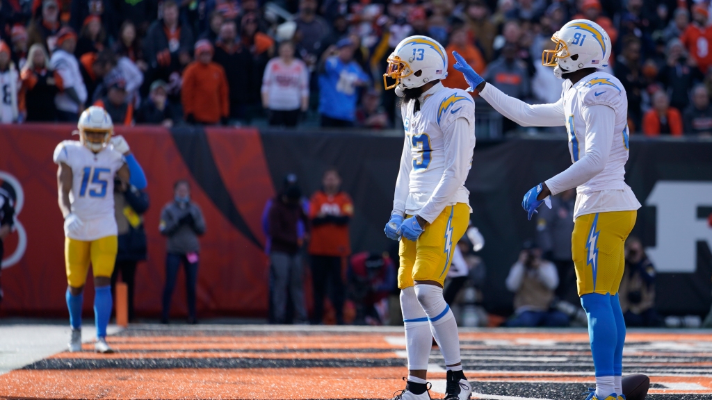 Keenan Allen pokes fun at Russell Wilson during Charges practice