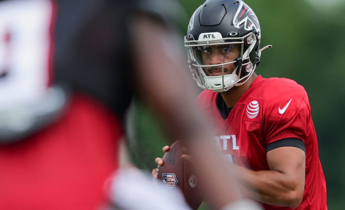 Marcus Mariota leadership style shines through as offensive chemistry builds, Michael Vick stops by, plus other news and notes