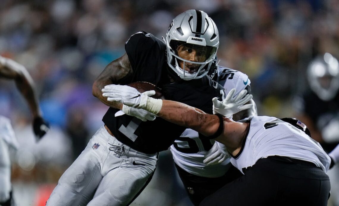 Tyron Johnson gets the Raiders in the red zone with 25-yard catch