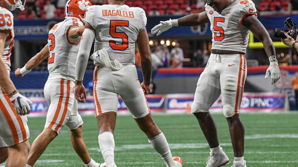 A look at how Twitter reacted to Clemson’s QBs