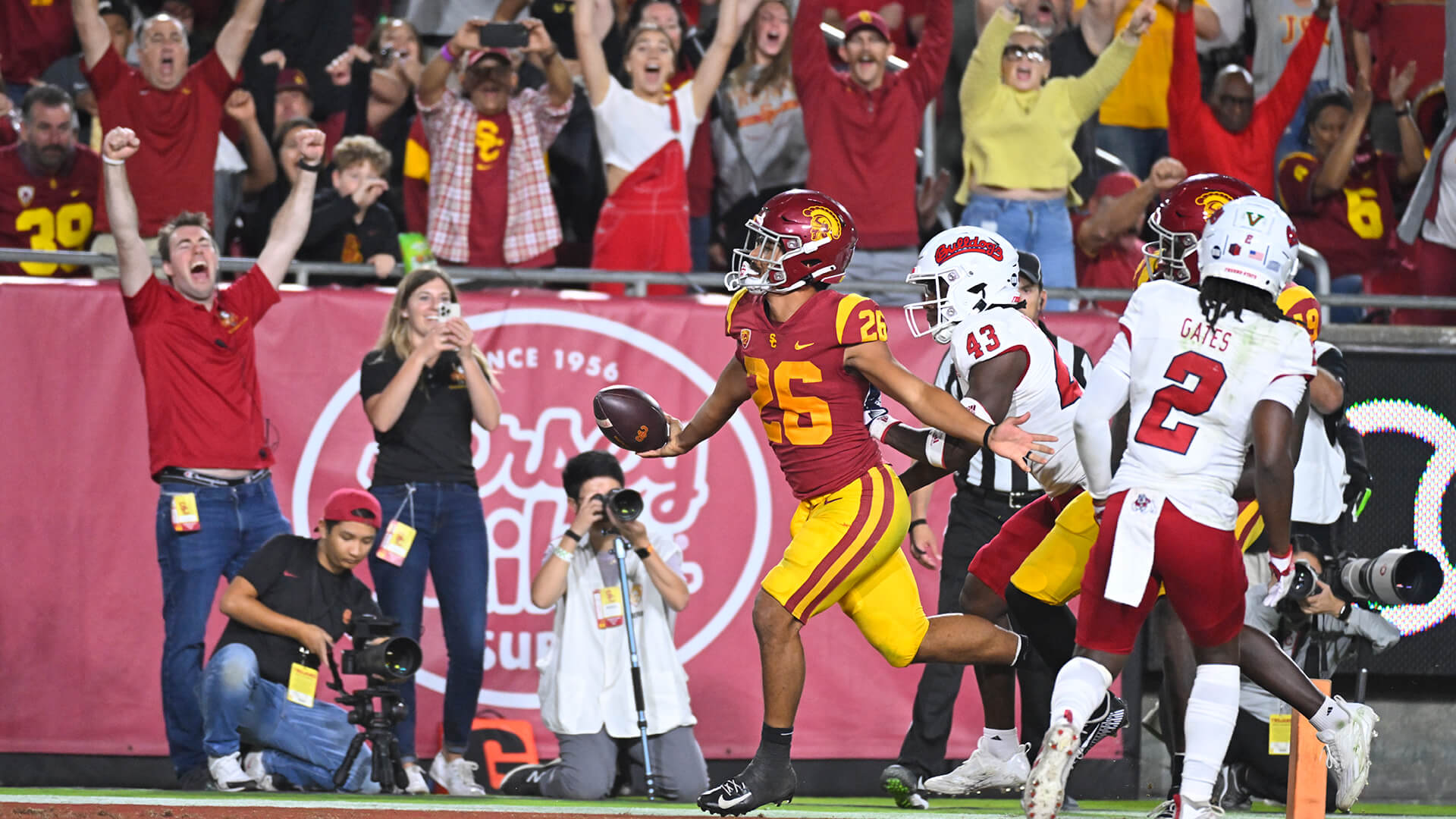 USC Trojans Football running back Travis Dye scores touchdown against Fresno State Bulldogs