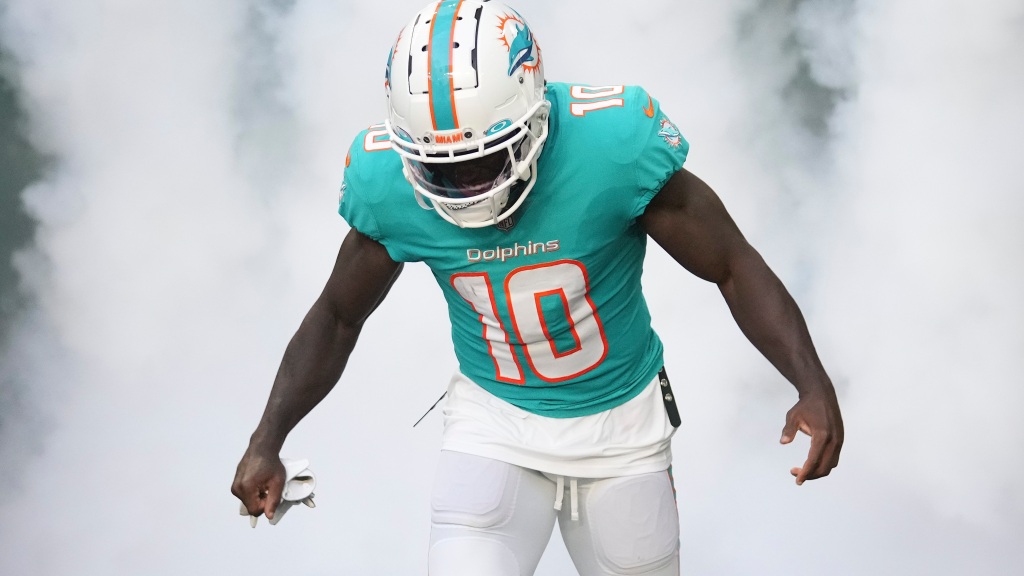 Dolphins WR Tyreek Hill leaves game vs. Ravens in third quarter