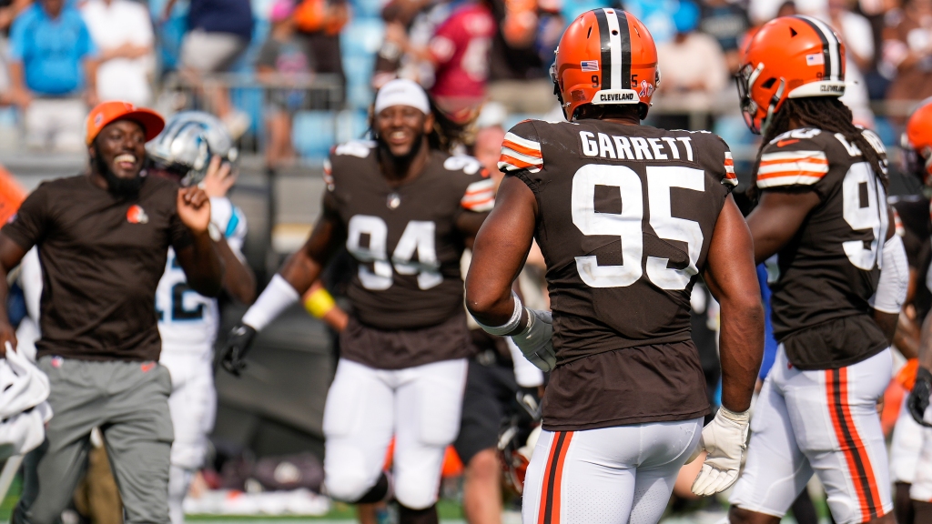 Myles Garrett secures first sack of the day against Jets