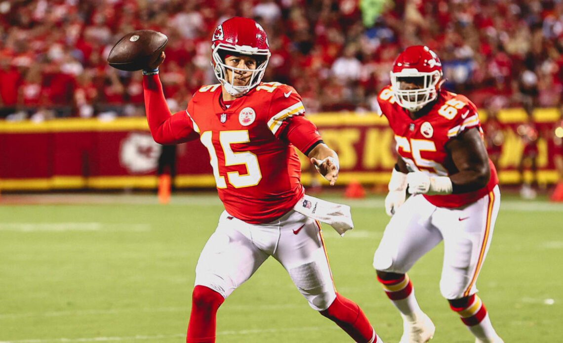 TOUCHDOWN Patrick Mahomes Scrambles for Sidearm Strike to Jerick McKinnon