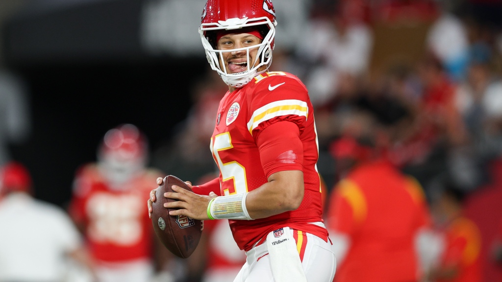 Chiefs’ Patrick Mahomes makes magic on 2-yard touchdown pass vs, Bucs
