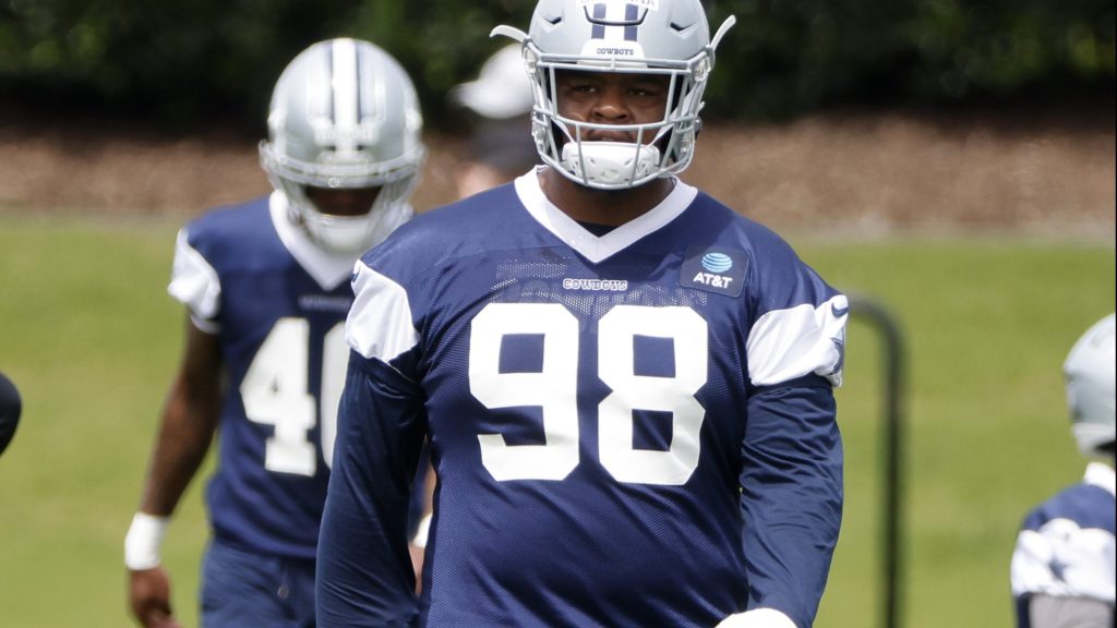 Cowboys DT Quinton Bohanna heads to locker room with shoulder injury