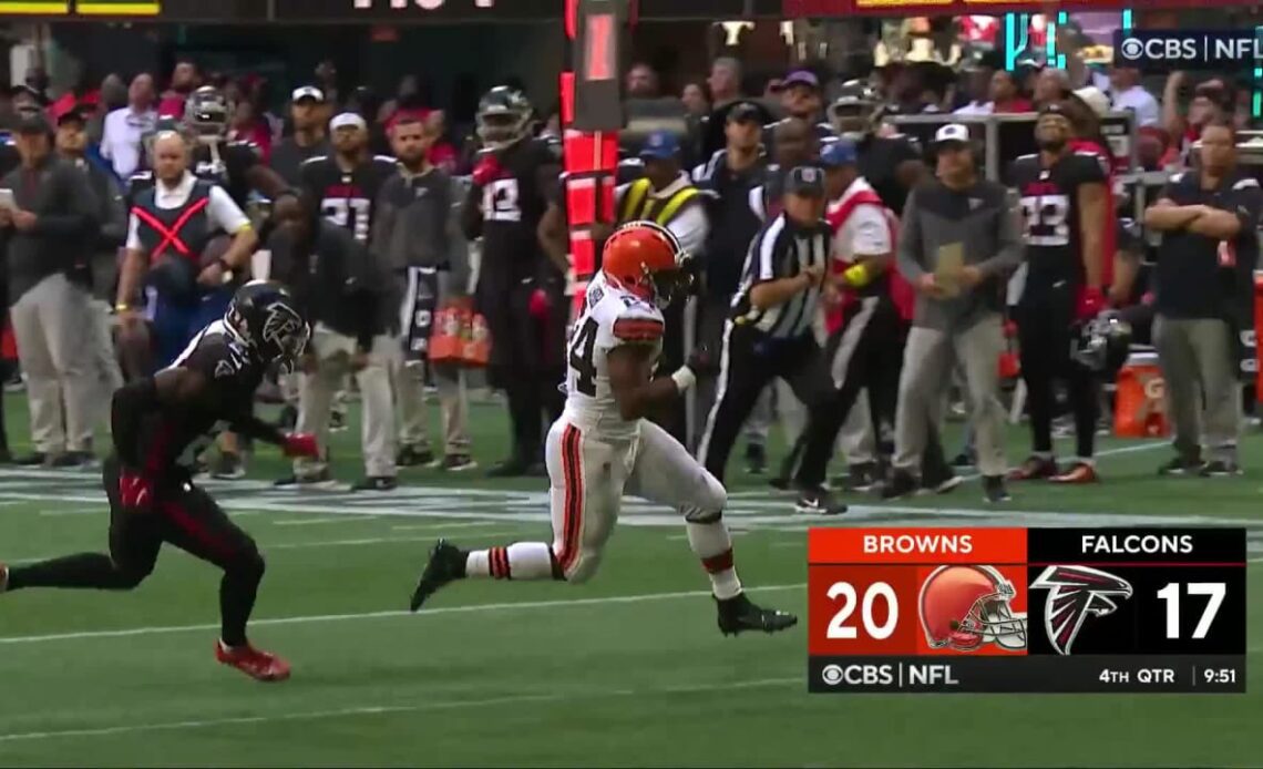 Nick Chubb escapes to sideline for 28-yard TD run