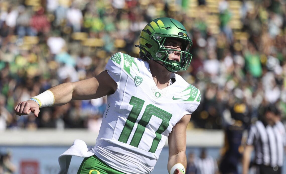 The Oregon Ducks take on California Golden Bears at California Memorial Stadium in Berkley, California on October 29, 2022 (Eric Evans Photography)