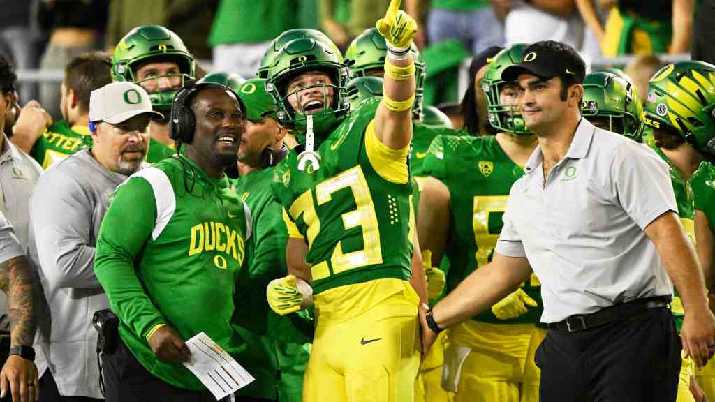 Social media reacts to Oregon’s blowout over Stanford