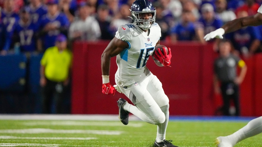 Tennessee Titans WR carted to locker room