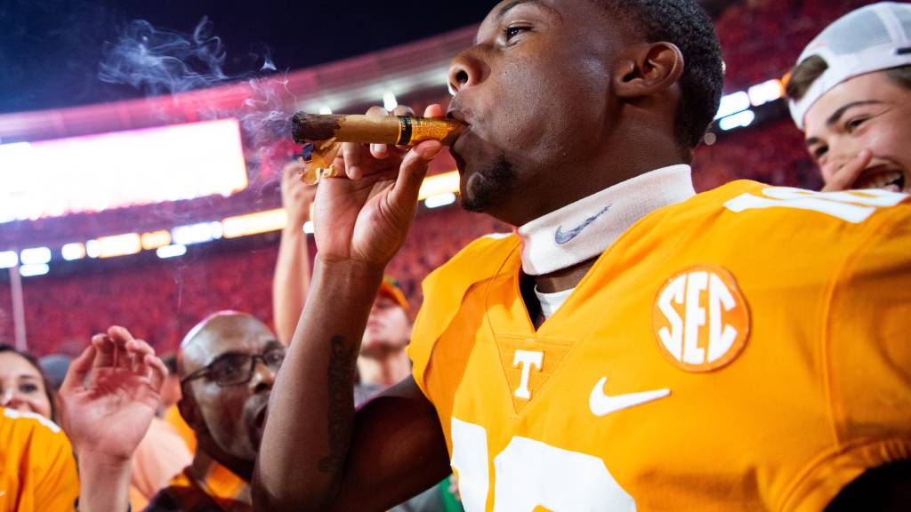 Tennessee fans, players smoke victory cigars after Alabama win