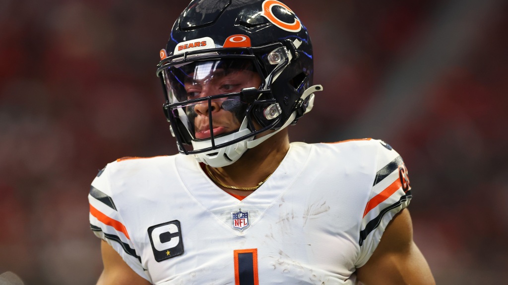 Bears QB Justin Fields suffered a dislocated left shoulder