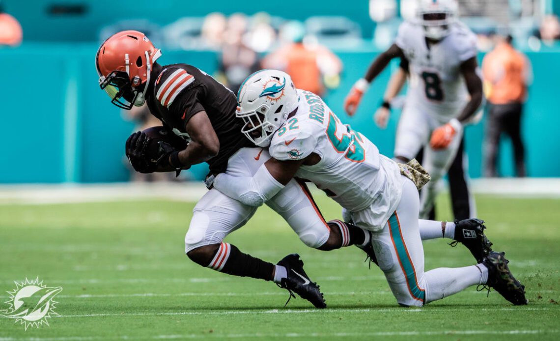 Elandon Roberts tackles Nick Chubb