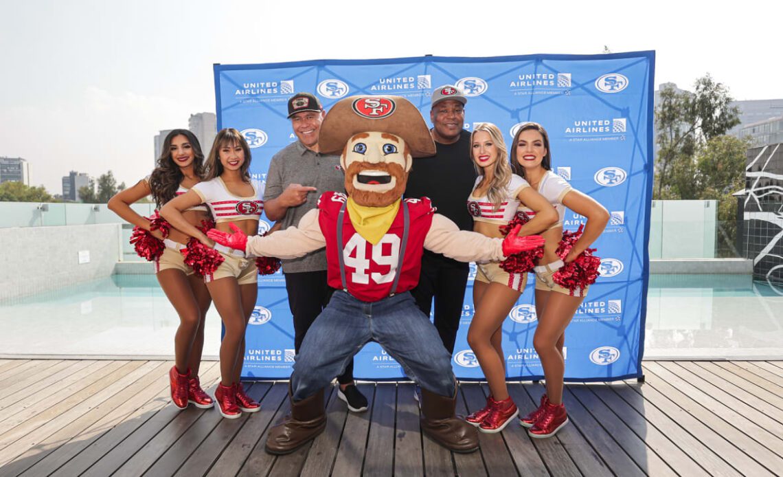 Fans Visit United HQ in Mexico City for Meet and Greets with 49ers Alumni