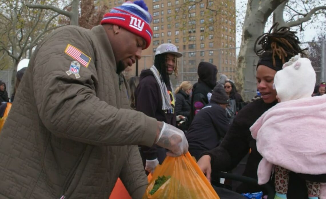 Giants and Stop & Shop give out Thanksgiving supplies