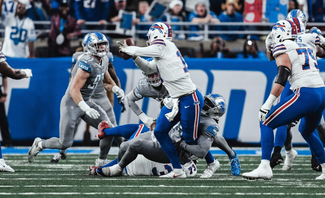 HIGHLIGHT: Houston gets to Allen for third-down sack