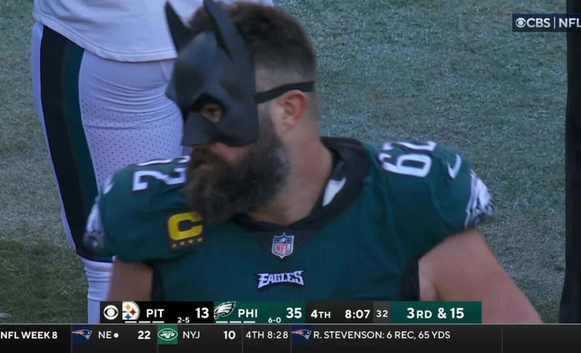 Highlight: Jason Kelce rocks Batman mask