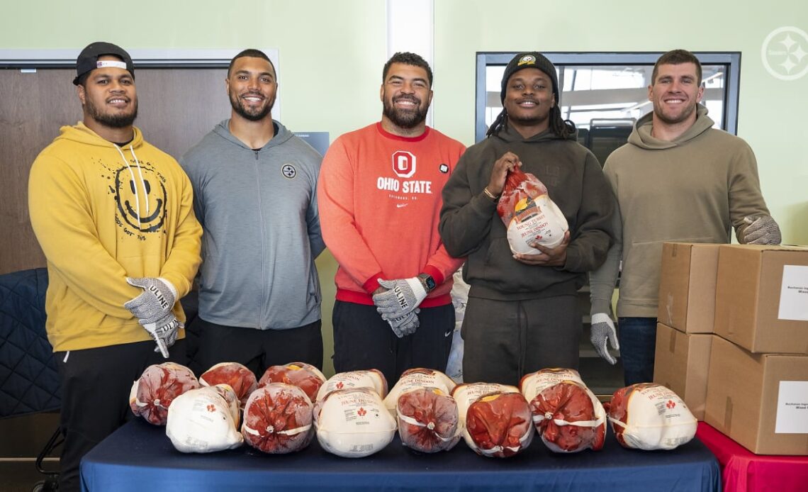 PHOTOS: Steelers Thanksgiving Distributions
