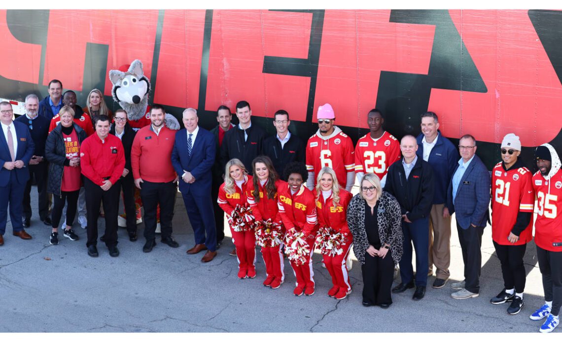 Photos: Chiefs Players Give Back to The Community for Thanksgiving