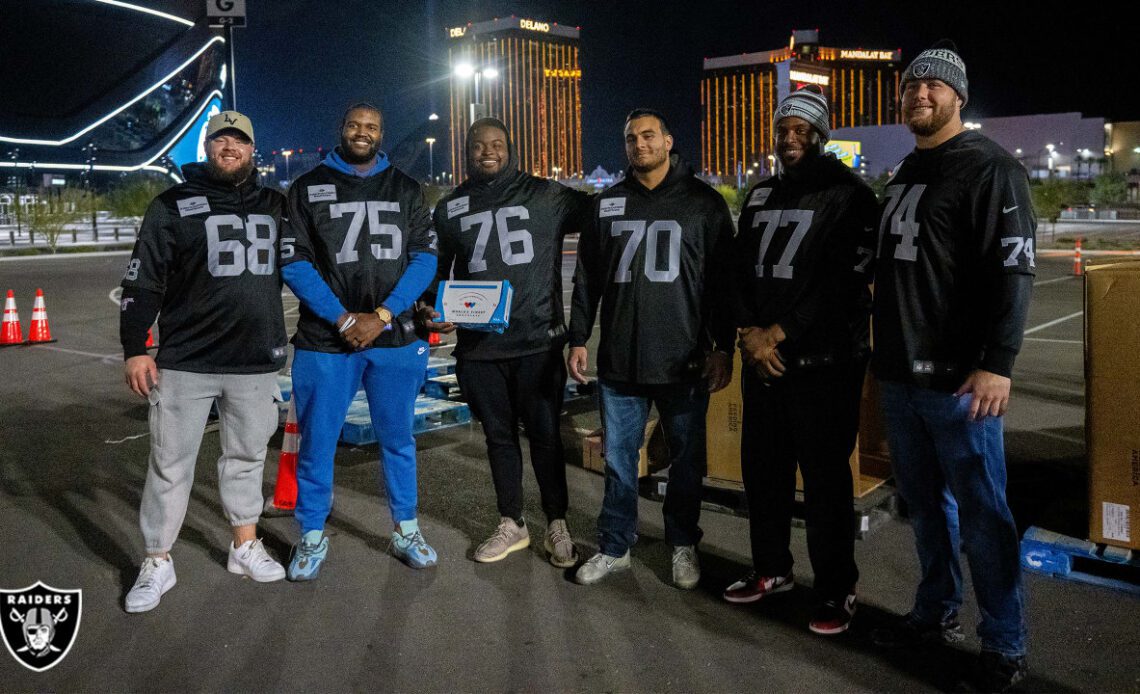 Photos: Turkey Time with the offensive line