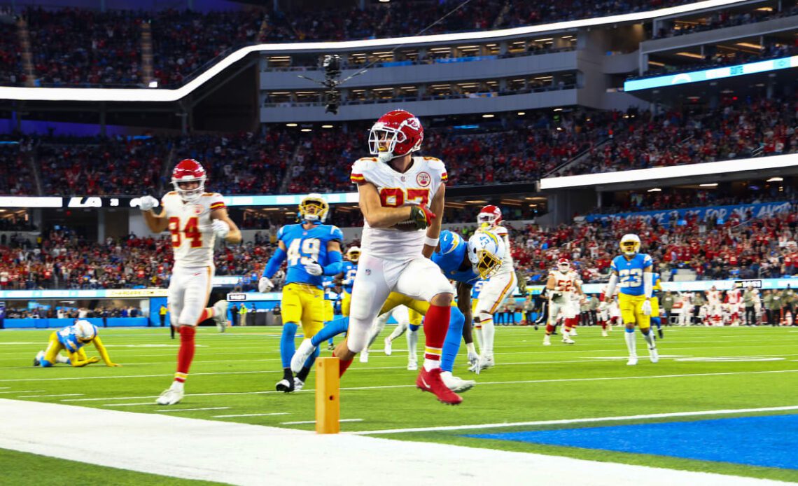 TOUCHDOWN: Travis Kelce Finds Paydirt Again with Shifty Moves on 32-yard Score