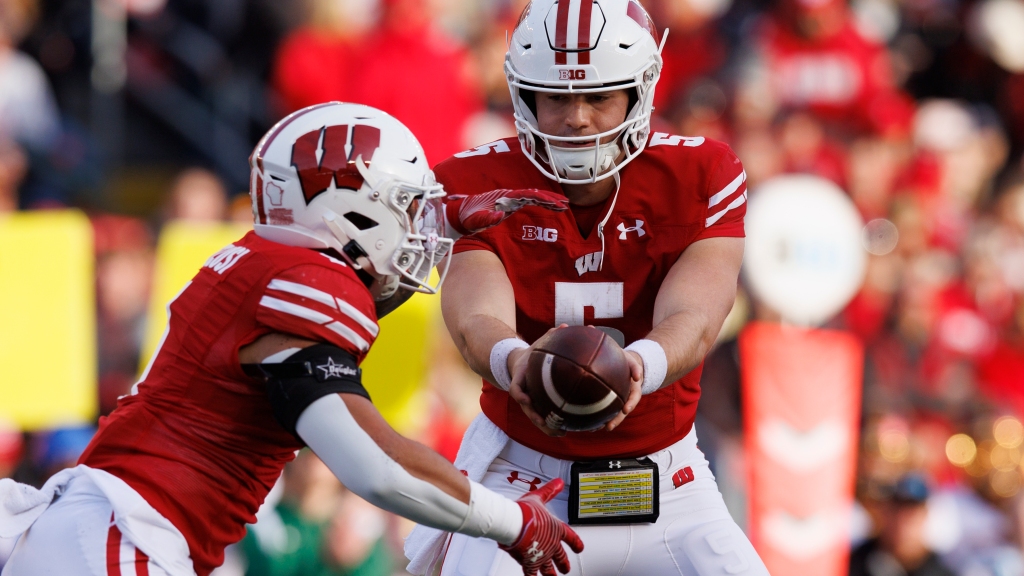 Wisconsin Twitter reacts to Graham Mertz’s big block as the Badgers take the lead