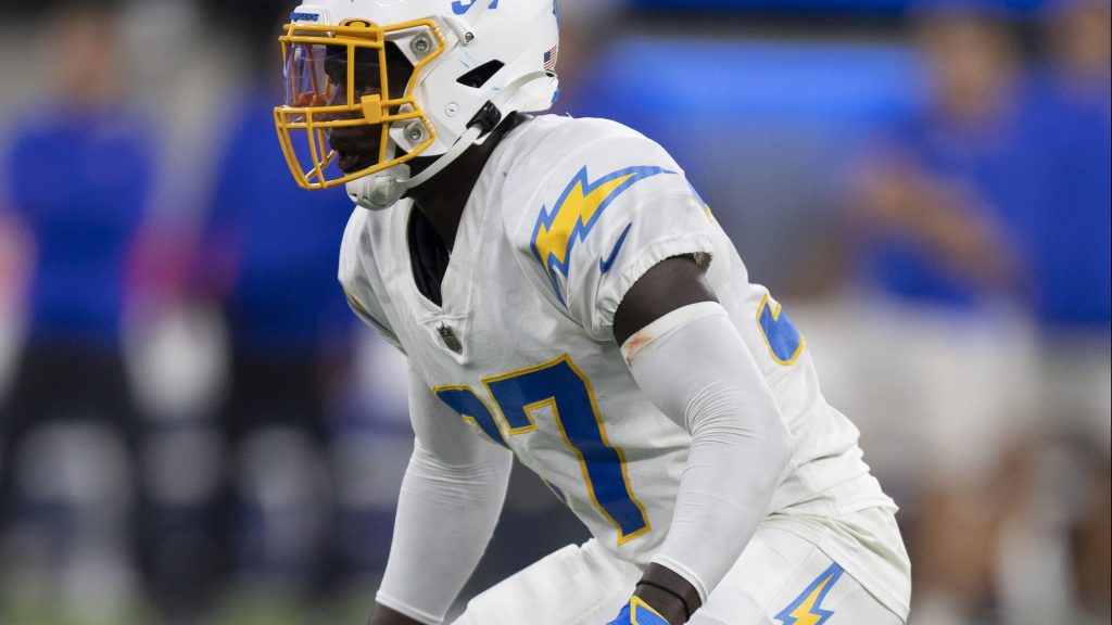 Los Angeles signs Kemon Hall to active roster