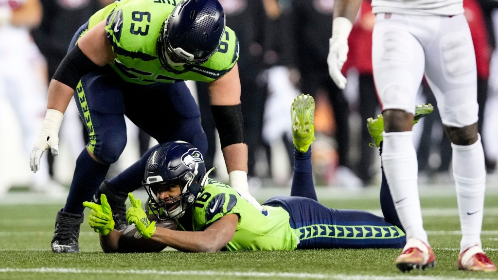 Seahawks wide receiver Tyler Lockett breaks bone in finger Week 15