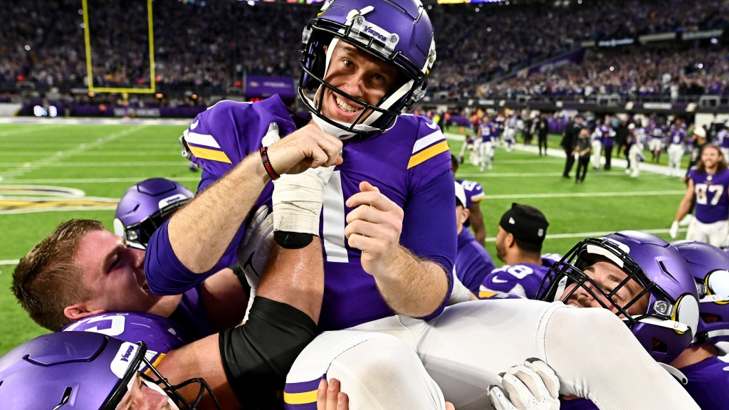 Vikings wrap up the NFC North with a comeback for the ages