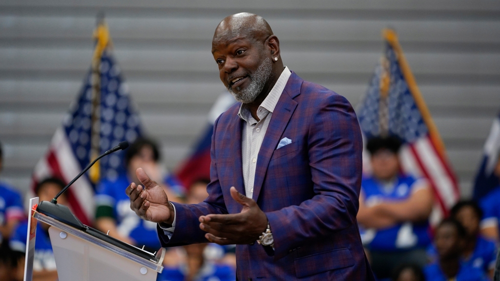 Emmitt Smith says fans should give Billy Napier time