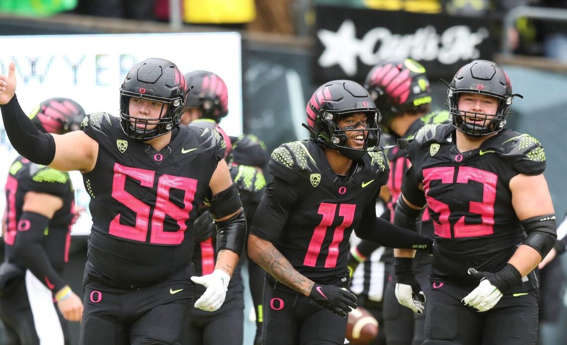 The Oregon Ducks take on the UCLA Bruins at Autzen Stadium in Eugene, Oregon on October 22, 2022 (Eric Evans Photography)