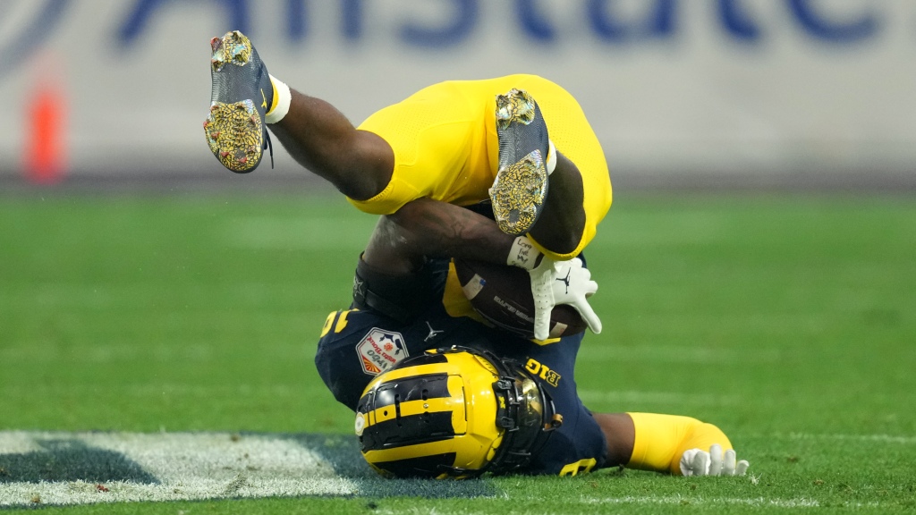Twitter reacts to Michigan blundering 1st half of the Vrbo Fiesta Bowl