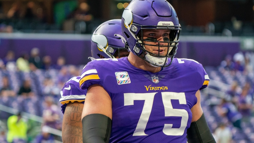 Vikings’ Brian O’Neill gets carted off, ruled out with calf injury