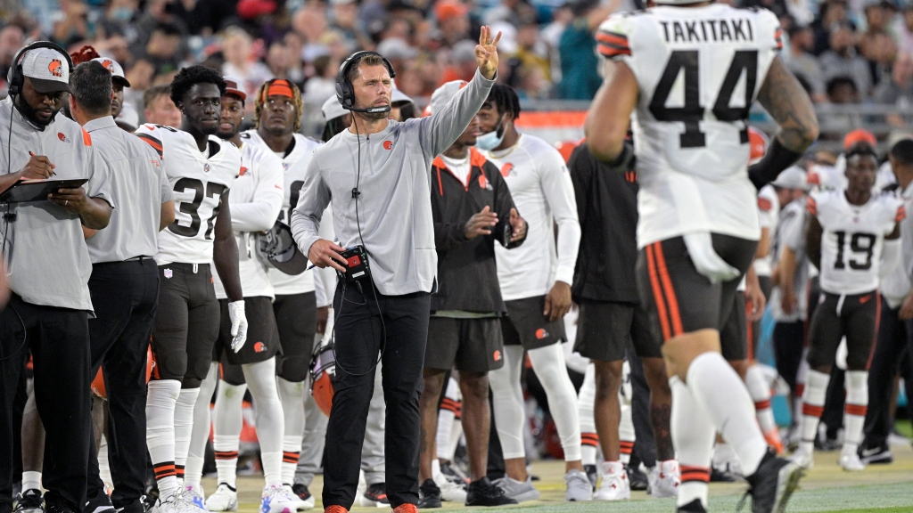Chargers hire Browns passing game coordinator/DBs coach Jeff Howard